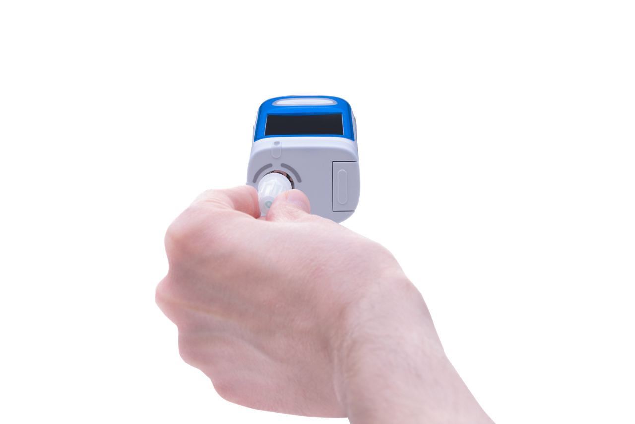 Easypod animé tenu à une main pendant que l’autre main insère une aiguille encapsulée dans le bas du dispositif. Une flèche pointant vers le haut indique la direction du mouvement de l’aiguille.