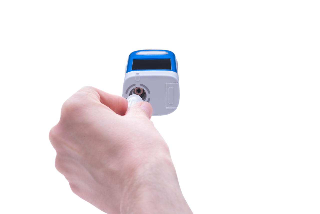 Easypod animé tenu à une main pendant que l’autre main pousse une aiguille encapsulée vers la droite, à l’intérieur du dispositif. Une flèche pointant vers la droite indique la direction du mouvement de l’aiguille.