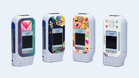 Quatre dispositifs easypod disposés de gauche à droite, ayant chacun une coquille différente.